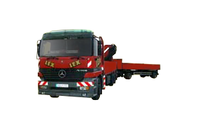 Schwertransporter mit Selbstladekran Schwertransporter mit Selbstladekran